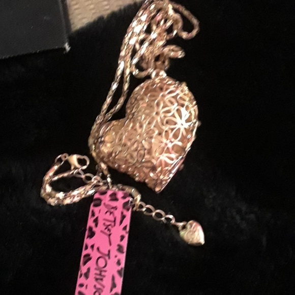 Brand new with tags Betsey johnson beautiful heart - Picture 4 of 4